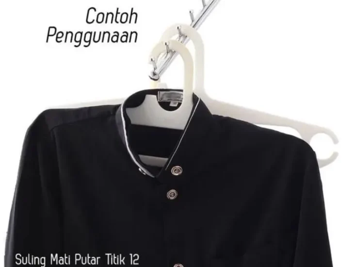 Baju di gantungan baju indoor