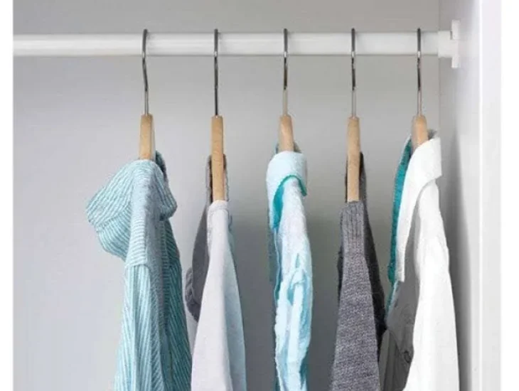 Gantungan baju IKEA di dalam lemari
