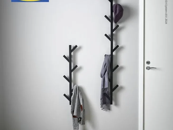 Gantungan baju IKEA berwarna hitam