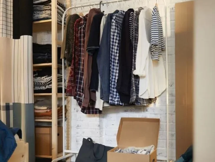 Gantungan baju IKEA mulig dekat rak pakaian