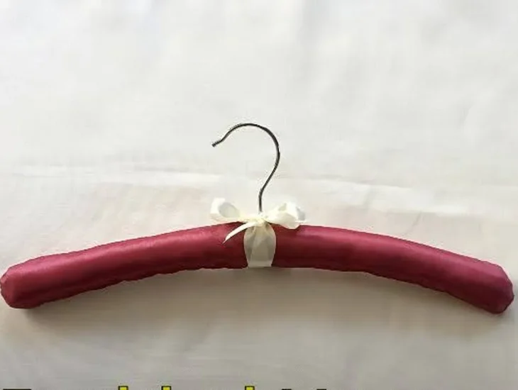 Gantungan baju dengan bantalan