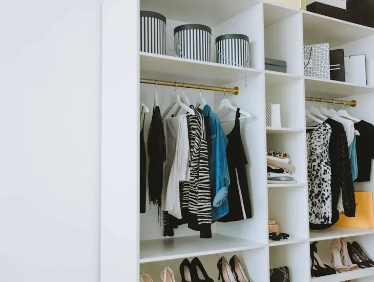Pakaian dengan gantungan baju indoor di lemari